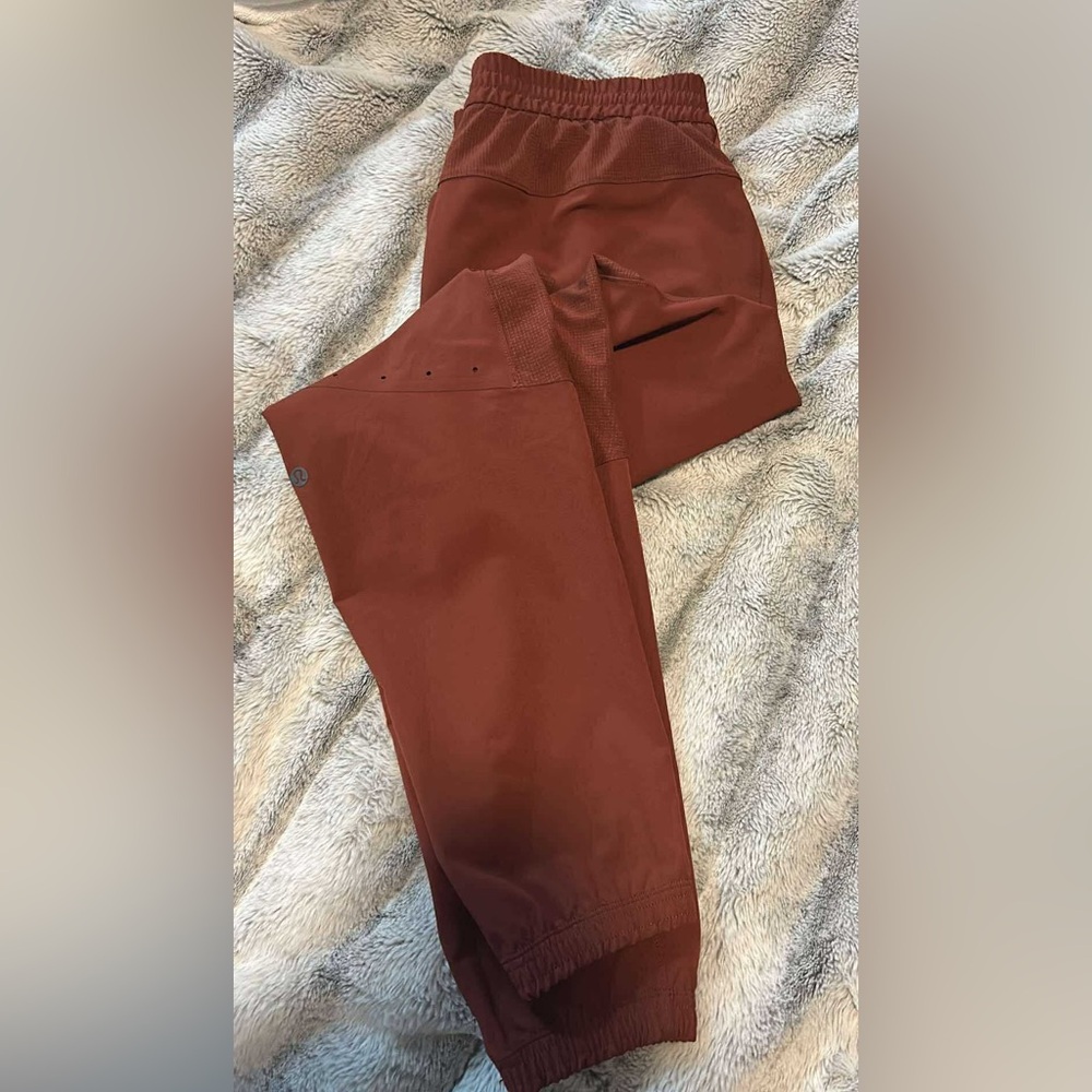 Lululemon Licensed to Train joggers. Size L. NWOT